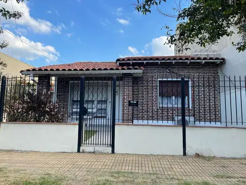 Venta Casa 4 ambientes en Lomas de Zamora con Jardín