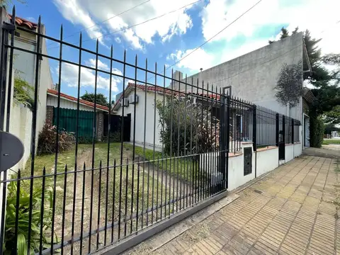 Casa 4 ambientes con cochera descubierta y jardín en Lomas de Zamora