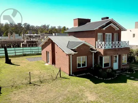 Casa 4 ambientes con 2 baños