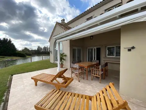 Casa en Alquiler con 2 cocheras