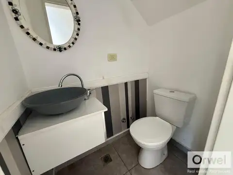 Casa en Alquiler con 3 cocheras