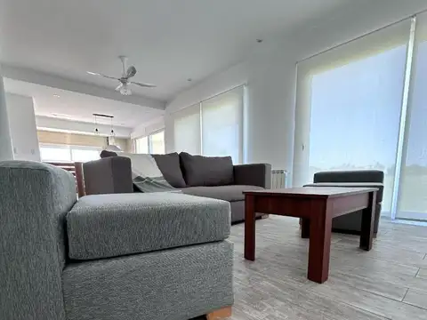 Casa en Alquiler con 3 cocheras