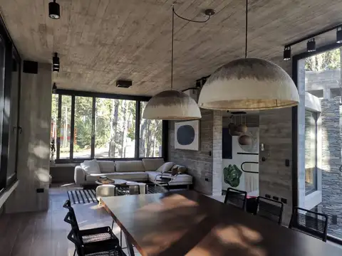 Casa en Alquiler Temporal con 2 cocheras