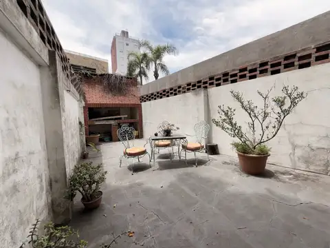 Casa 9 ambientes con 2 baños