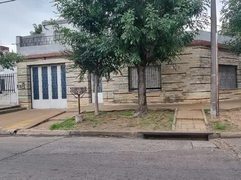 EN VENTA EN CASEROS CASA DE 4 AMBIENTES 2 BAÑOS (1 EXTERNO) PATIO CON BAÑO - FICHA 9825