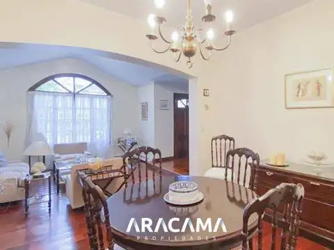 Casa 5 ambientes con 2 baños