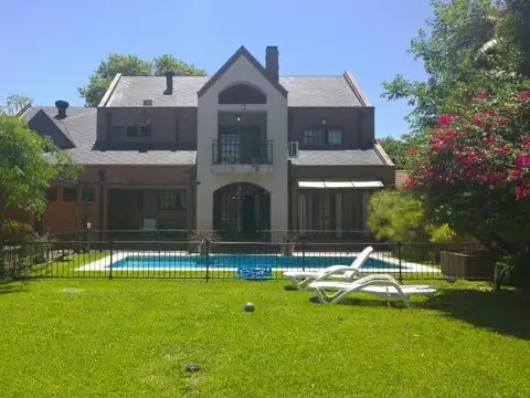 IMPONENTE CHALET DE 5 AMBIENTES  EXCELENTE ESTADO