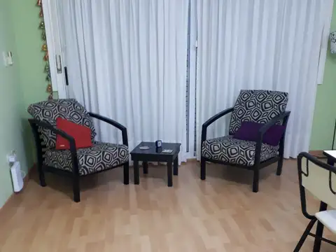 Alquiler De Hermoso Y Amplio Monoambiente De una superficie total de 46 M2 Sobre La Calle Pichincha, En Una Excelente Ubicación. Apto Profesional.