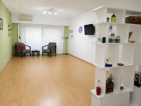Alquiler De Hermoso Y Amplio Monoambiente De una superficie total de 46 M2 Sobre La Calle Pichincha, En Una Excelente Ubicación. Apto Profesional.