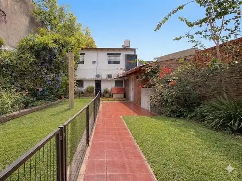 Casa al frente con jardín y cochera