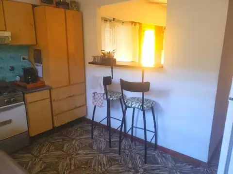 Casa 6 ambientes con 2 baños