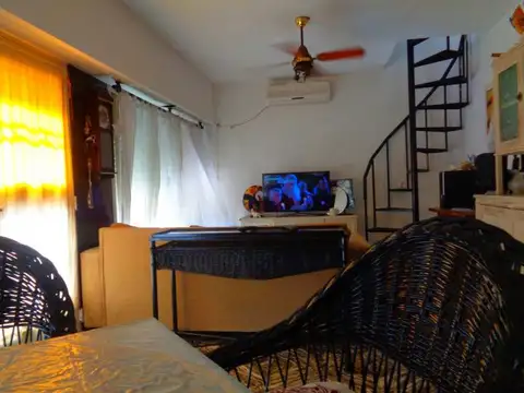 Amplia Casa Interna de Dos Plantas. Acepta Permuta.