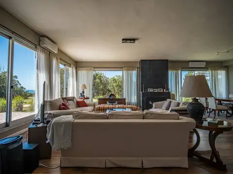Casa en venta de 4 suites en Las Garzas