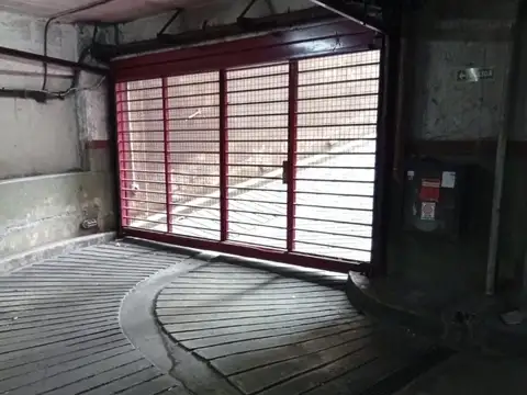 Excelente cochera en edificio.