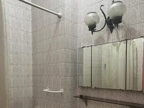 Casa 5 ambientes con 1 baño