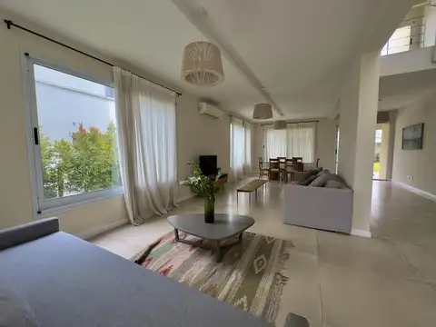 Casa en alquiler anual en el barrio Los Castaños con 3 dormitorios y pileta