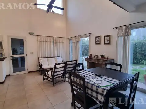 Casa 5 ambientes con 2 baños