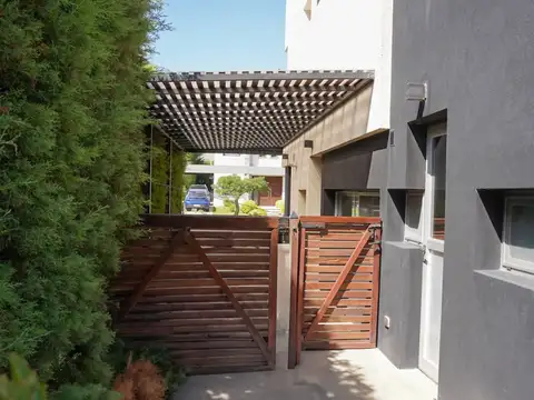 Casa en Venta con 4 cocheras