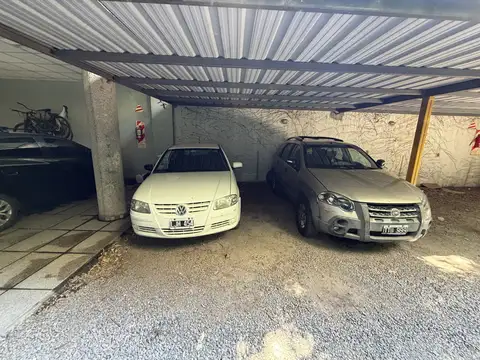 Cochera en Venta Semi Cubierta