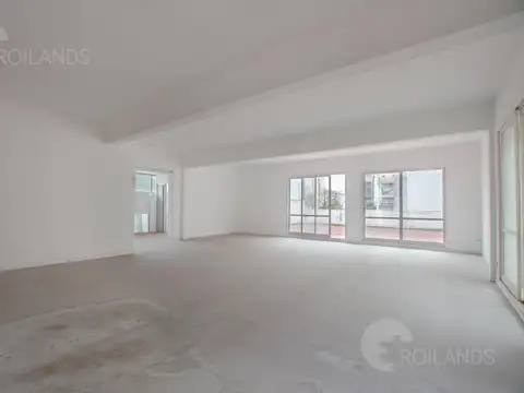 OPORTUNIDAD VENTA OFICINA/ LOCAL COMERCIAL CON PATIO EN GALERIA BARRIO FLORES