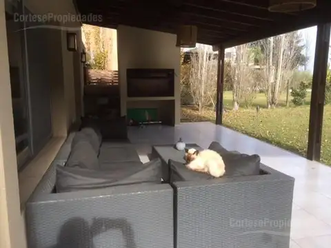 Casa 6 ambientes con 2 baños
