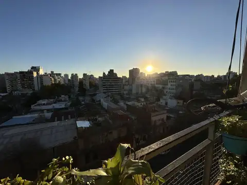 VENDE Excelente Departamento de 4 Ambientes con Balcón al Frente - La Boca