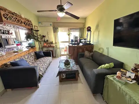 VENDE Excelente Departamento de 4 Ambientes con Balcón al Frente - La Boca