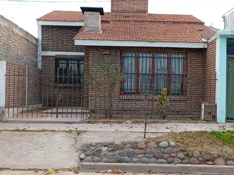 Alquiler casa de 3 habitaciones más local en B° Fuchs