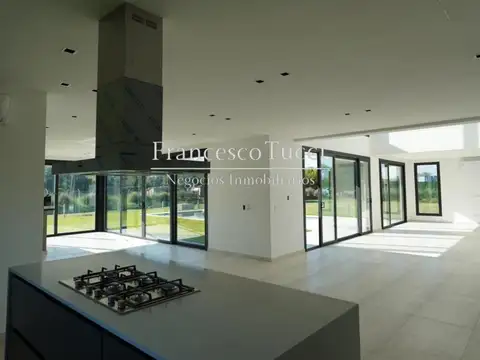 Casa en Venta con 4 cocheras