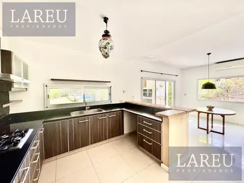 Casa en Venta con 3 cocheras