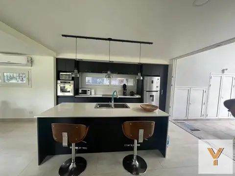 Casa 4 ambientes con 3 baños