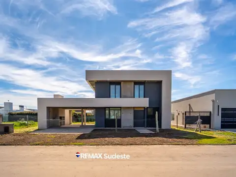 VENTA CASA MODERNA c/ PILETA 3D Bo. La Cañada