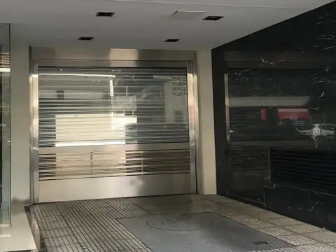 Cochera amplia, descubierta en planta baja, acceso comodo.