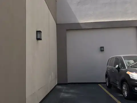 Cochera amplia, descubierta en planta baja, acceso comodo.