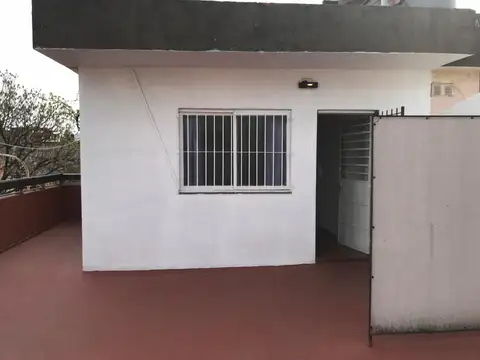 ALQUILER - DEPARTAMENTO 1 AMBIENTE CON PATIO - 2 PISO POR ESCALERA - SIN EXPENSAS - SOBRE AVDA. CROVARA