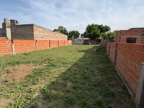 VENTA - Terreno tapialado con construcción