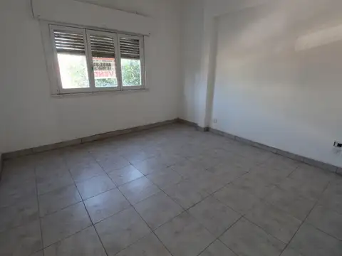 DEPARTAMENTO 4 AMBIENTES MUY AMPLIO CON TERRAZA Y PATIO