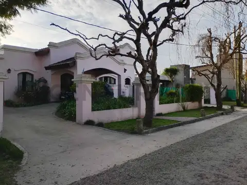 Casa en Venta con 2 cocheras