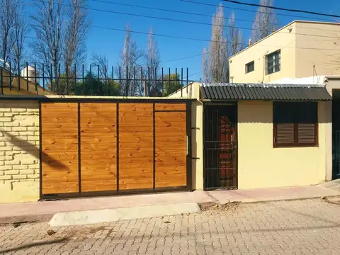 Casa 6 ambientes con 2 baños