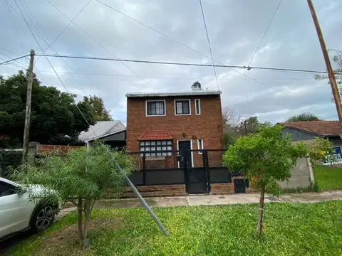 Casa 9 ambientes con 2 baños