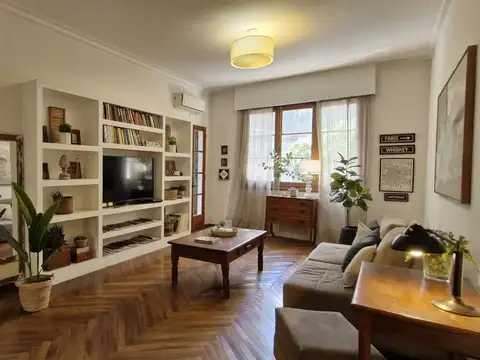 Venta, departamento céntrico con patio y balcón al frente