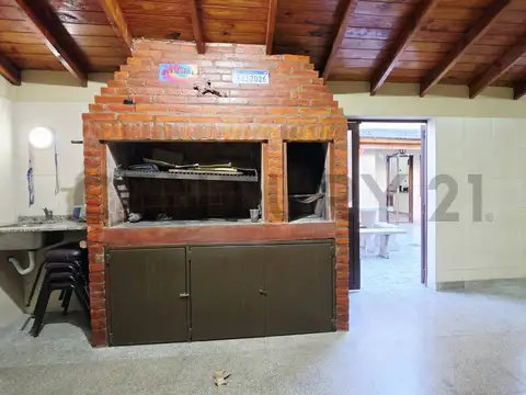 Casa en Venta con 2 cocheras