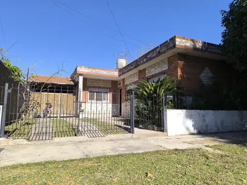 Venta Casa 4 Ambientes con Departamento de 2 Ambientes Al Fondo – Excelente Lote de 10 X 46 – Berazategui.