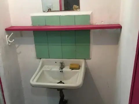 LOCAL 4X5 CON BAÑO VIDRIERA Y PERSIANA