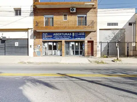 Local y Casa en Venta de 3 Ambientes en Villa Adelina con Balcón Corrido y Jardín