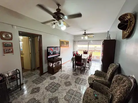 3 AMBIENTES CON DEPENDENCIA Y COCHERA, EN EXCELENTE UBICACIÓ