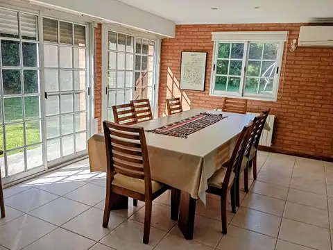 Casa en Venta con 2 cocheras