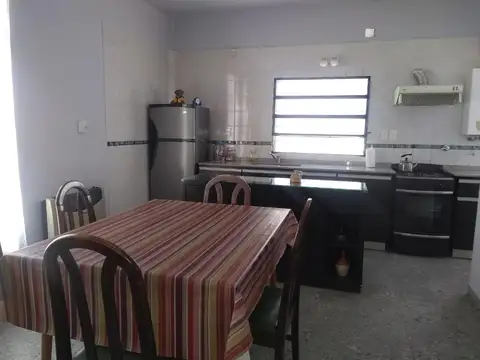 Casa 7 ambientes con 2 baños