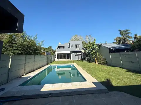 Casa en venta en Chascomús, pileta.
