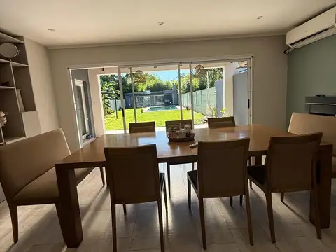 Casa en Venta con 2 cocheras